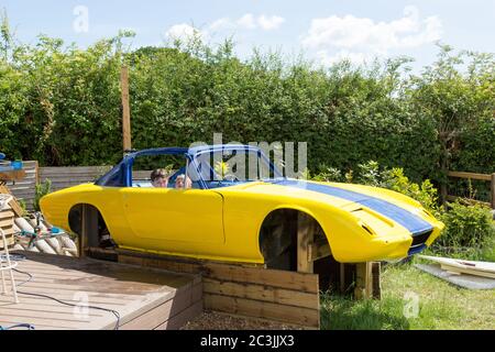 Tester une voiture classique Lotus Elan +2 en cours de conversion en un bain à remous personnalisé (inachevé), Medstead, Alton, Hampshire Angleterre, Royaume-Uni. Banque D'Images