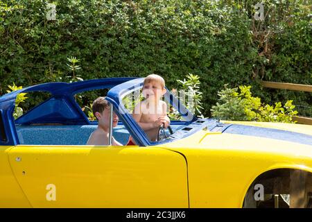 Tester une voiture classique Lotus Elan +2 en cours de conversion en un bain à remous personnalisé (inachevé), Medstead, Alton, Hampshire Angleterre, Royaume-Uni. Banque D'Images