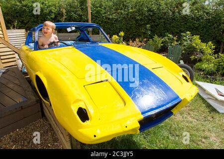 Tester une voiture classique Lotus Elan +2 en cours de conversion en un bain à remous personnalisé (inachevé), Medstead, Alton, Hampshire Angleterre, Royaume-Uni. Banque D'Images