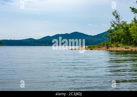 Vue panoramique sur le lac Cave Run dans le Kentucky Banque D'Images