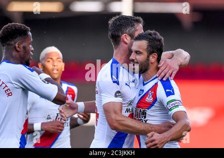 Vitalité Stadium, Bournemouth, Dorset, Royaume-Uni. 20 juin 2020. Football de la première ligue anglaise, Bournemouth Athletic versus Crystal Palace ; Luka Milivojevic de Crystal Palace fête avec son équipe après avoir obtenu un score de coup de pied gratuit en 12e minute 0-1 crédit : action plus Sports/Alay Live News Banque D'Images