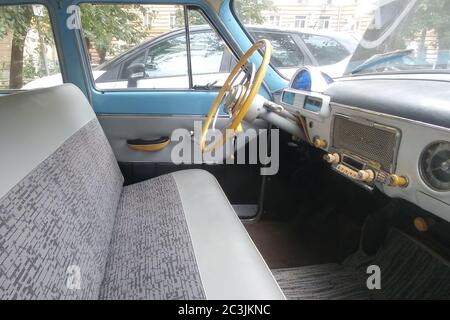 Moscou, Russie - 05 mai 2019 : la voiture soviétique rare et restaurée gaz 21 Volga. Un vieux-temps bicolore bleu et blanc est garé dans la rue. Intérieur blanc Banque D'Images