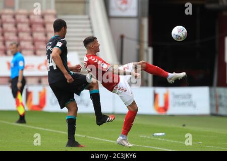 MIDDLESBROUGH, ANGLETERRE, 20 JUIN - Marvin Johnson de Middlesbrough en action avec Ben Cabango de Swansea City pendant le match de championnat Sky Bet entre Middlesbrough et Swansea City au stade Riverside, Middlesbrough, le samedi 20 juin 2020. (Credit: Mark Fletcher | MI News) Credit: MI News & Sport /Alay Live News Banque D'Images