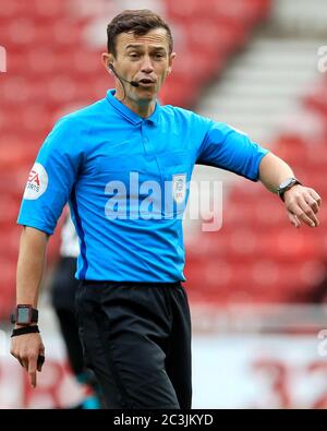 MIDDLESBROUGH, ANGLETERRE, 20 JUIN - l'arbitre Tony Harrington lors du match de championnat Sky Bet entre Middlesbrough et Swansea City au stade Riverside, Middlesbrough, le samedi 20 juin 2020. (Credit: Mark Fletcher | MI News) Credit: MI News & Sport /Alay Live News Banque D'Images