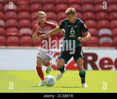 MIDDLESBROUGH, ANGLETERRE, LE 20 JUIN - Jay Fulton de Swansea City en action avec Hayden Coulson de Middlesbrough lors du match de championnat Sky Bet entre Middlesbrough et Swansea City au stade Riverside, Middlesbrough, le samedi 20 juin 2020. (Credit: Mark Fletcher | MI News) Credit: MI News & Sport /Alay Live News Banque D'Images