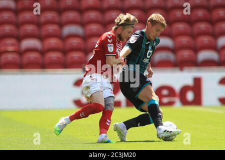 MIDDLESBROUGH, ANGLETERRE, LE 20 JUIN - Jay Fulton de Swansea City en action avec Hayden Coulson de Middlesbrough lors du match de championnat Sky Bet entre Middlesbrough et Swansea City au stade Riverside, Middlesbrough, le samedi 20 juin 2020. (Credit: Mark Fletcher | MI News) Credit: MI News & Sport /Alay Live News Banque D'Images