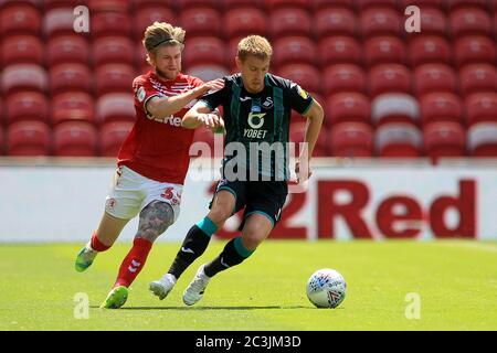 MIDDLESBROUGH, ANGLETERRE, LE 20 JUIN - Jay Fulton de Swansea City en action avec Hayden Coulson de Middlesbrough lors du match de championnat Sky Bet entre Middlesbrough et Swansea City au stade Riverside, Middlesbrough, le samedi 20 juin 2020. (Credit: Mark Fletcher | MI News) Credit: MI News & Sport /Alay Live News Banque D'Images