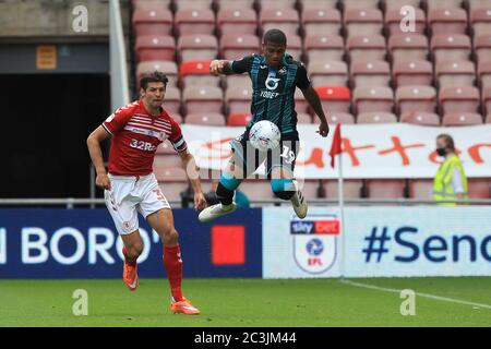 MIDDLESBROUGH, ANGLETERRE, 20 JUIN - le brasseur Rhian de Swansea City en action avec George Friend de Middlesbrough lors du match de championnat Sky Bet entre Middlesbrough et Swansea City au stade Riverside, Middlesbrough, le samedi 20 juin 2020. (Credit: Mark Fletcher | MI News) Credit: MI News & Sport /Alay Live News Banque D'Images