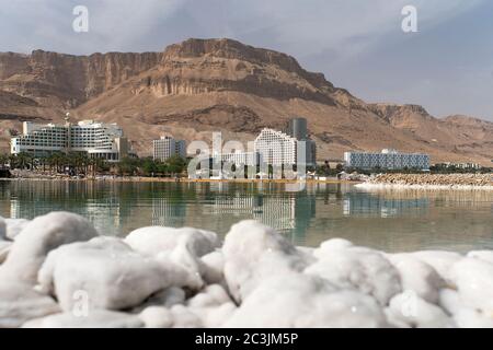 Mer morte de sel de rivage. Sel sur fond de la mer et de la station balnéaire Ein Bokek, Israël Banque D'Images