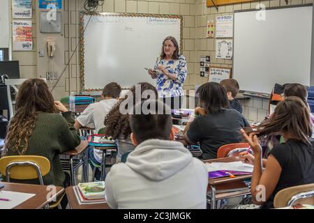 Un enseignant instruisant des étudiants en classe d'anglais Banque D'Images