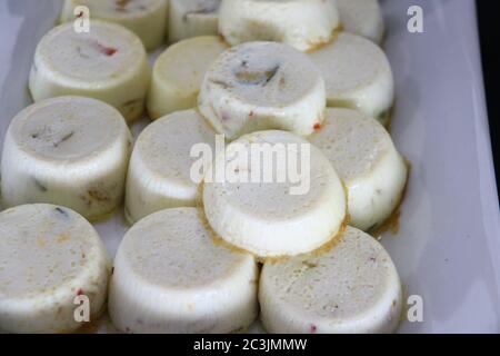 Muffins blancs aux œufs avec légumes au petit déjeuner buffet Banque D'Images