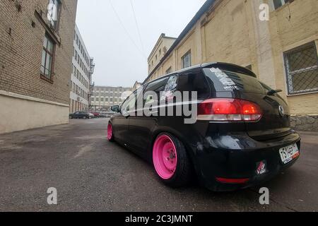 Moscou, Russie - 08 mai 2019 : un Volkswagen Golf 6 noir et discret avec roues faites à la main rose vif se dresse dans la rue. Véhicule surlow avec suspension pneumatique installée. Vue arrière grand angle Banque D'Images
