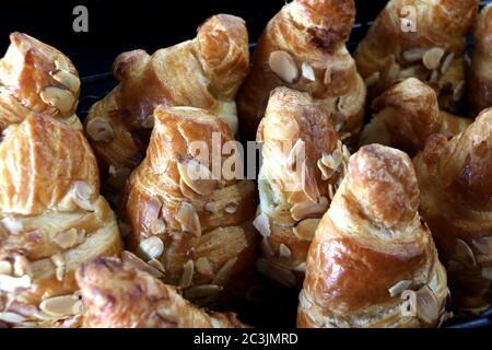 Un groupe de croissants aux amandes Banque D'Images