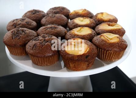 Assortiment de copeaux de chocolat, chocolat en marbre et muffins aux pommes sur un plateau à gâteau Banque D'Images