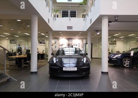 Moscou. Février 2018. Porsche 911 991 Carrera noire dans la salle d'exposition des concessionnaires. Phares et vue avant aérodynamique Banque D'Images