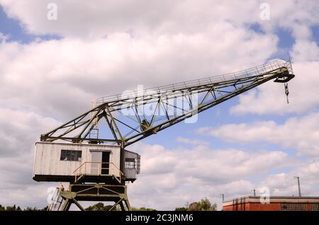 Grue de port en bois d'époque sur un ciel bleu nuageux Banque D'Images