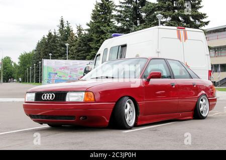 Moscou. Russie - 20 mai 2019 : l'Audi 80 rouge est garée dans la rue. Voiture avec garde au sol très faible. Réglage sous le style de la position. Roues larges en alliage léger Banque D'Images