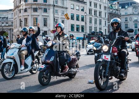 Londres, Royaume-Uni. 20 juin 2020. Un groupe de motocyclistes se joint à la manifestation Black Lives Matter de Trafalgar Square à Londres. Crédit: Yousef Al Nasser/ Alamy Live News Banque D'Images