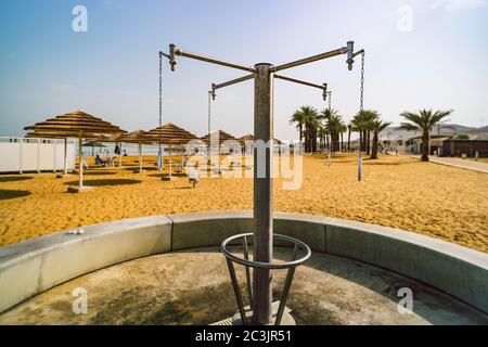 Douche pour laver le sel et le sable du corps sur la plage de la mer morte. Banque D'Images