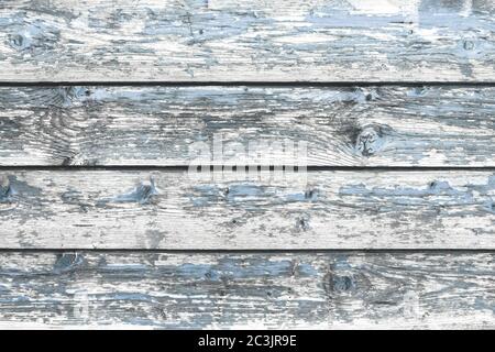 Couleur - texture du bois. Vieux panneaux en bois peint bleu clair et décoloré avec écaillage. Arrière-plan abstrait en bois, texture. Banque D'Images