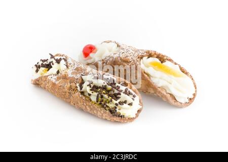 Cannoli maison sucré farci à la crème de ricotta, fruits confits, flocons de chocolat et pistaches. Dessert sicilien typique. Pâtisserie italienne. Banque D'Images