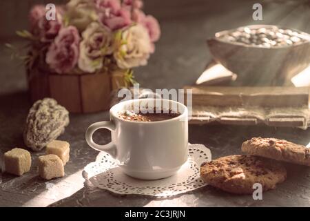 Café du matin avec biscuits et morceaux de sucre de canne au soleil. Style vintage Banque D'Images