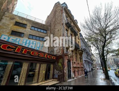 Bucarest, Roumanie - 15 novembre 2018 : le restaurant Ciresica, l'ancien pub des acteurs de Bucarest, est fermé en permanence à côté d'une construction Banque D'Images