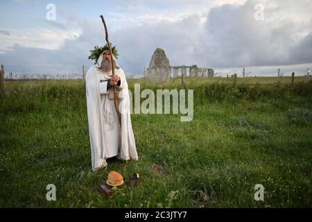 L'Archidruide effectuant un rituel à Stonehenge où les gens se réunissent pour célébrer l'aube du plus long jour au Royaume-Uni. Banque D'Images