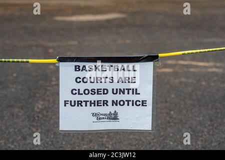 Avis de fermeture pour les terrains de basket-ball dans le terrain de camping en raison de la pandémie de Covid-19 Banque D'Images