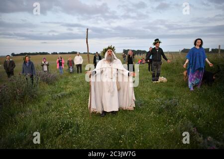 L'Archidruide effectuant un rituel à Stonehenge où les gens se réunissent pour célébrer l'aube du plus long jour au Royaume-Uni. Banque D'Images