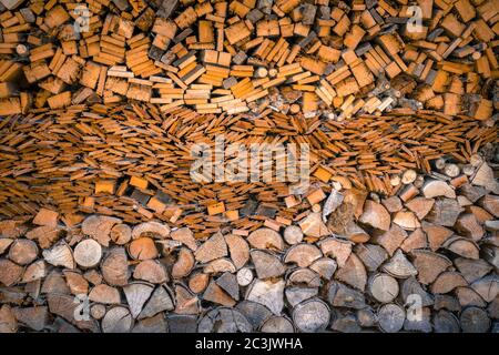 Pile de bois de chauffage dans le jardin des Grandpas en Basse-Bavière Allemagne Banque D'Images