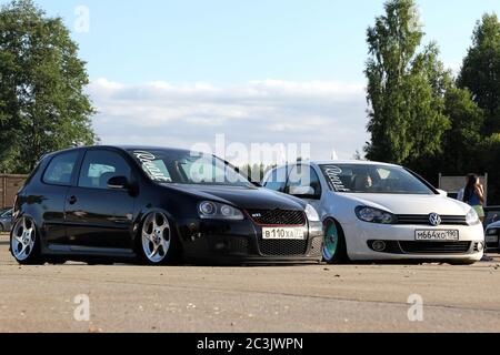 Moscou. Russie - 20 mai 2019 : Golf noir Volkswagen mk 5 et blanc mk 6 en accord sur la suspension pneumatique, basse et avec roues larges. Ils sont garés dans la rue. Banque D'Images