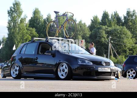 Moscou. Russie - 20 mai 2019 : le Golf 5 noir Volkswagen en suspension pneumatique, basse et avec roues larges. Il est garé dans la rue, un vélo est fixé sur le toit. Banque D'Images