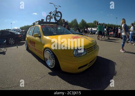 Moscou, Russie - 01 juin 2019 : Volkswagen Golf 4 réglé en jaune dans les couleurs de la société DHL dans le parking. Modifié par une suspension pneumatique et des roues personnalisées, Banque D'Images