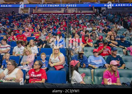 Tulsa, États-Unis. 20 juin 2020. Les participants au rassemblement de campagne se réunissent à l'intérieur du Bank of Oklahoma Center de Tulsa, Oklahoma, le samedi 20 juin 2020. Le rallye de campagne du président Donald Trump à Tulsa intervient alors que les cas de coronavirus sont en hausse dans de nombreux États du pays. Photo de Kyle Rivas/UPI crédit: UPI/Alay Live News Banque D'Images