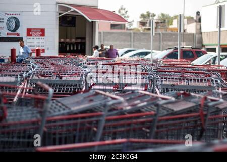 MIAMI, ÉTATS-UNIS - 08 avril 2020 : de nombreux chariots sans être utilisés à l'extérieur du supermarché. Visible le parking en arrière-plan et Banque D'Images