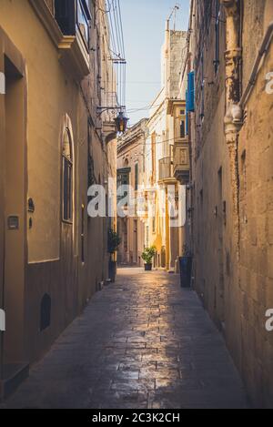 Le soleil brille sur l'étroite rue de Mdina sur Malte Banque D'Images