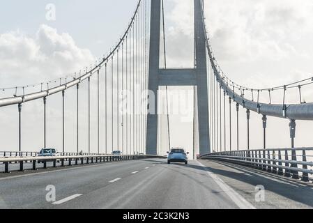 Voitures sur le pont suspendu au-dessus de la grande ceinture au Danemark, mai 23 2020 Banque D'Images