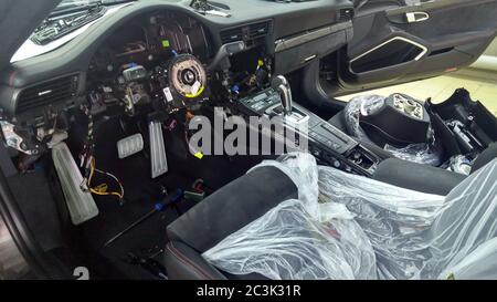 Moscou. Février 2019. Réparation de voiture Premium. Intérieur de voiture démonté Porsche 911. Réparation de l'électronique, dépannage. Banque D'Images