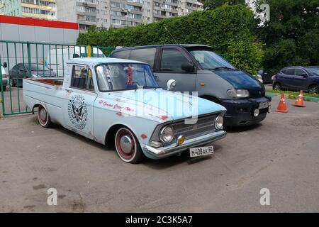 Moscou, Russie - 03 mai 2019 : IZH 2715. Voiture rétro personnalisée. Pick-up classique russe, reconstruit et réglé par une suspension basse. Vue latérale avant, garé dans la rue Banque D'Images