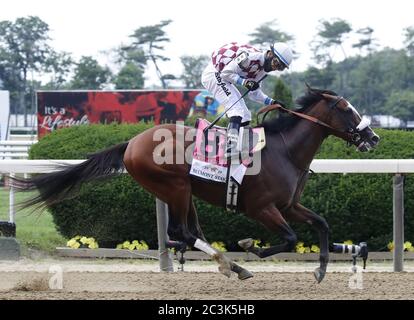 Elmont, États-Unis. Le 20 juin 2020. Jockey Manny Franco fête quand il et le cheval de course Tiz la Loi franchissent la ligne d'arrivée gagnant la 152e course des piquets Belmont à Elmont, New York, le samedi 20 juin 2020. Les piquets de Belmont ont couru le samedi sans présence ni fans dans le bâtiment en raison de la fermeture continue des grands rassemblements et des événements sportifs en raison de la pandémie du coronavirus. Photo de John Angelillo/UPI crédit: UPI/Alay Live News Banque D'Images