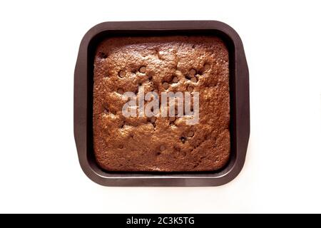 Brownie aux pépites de chocolat fraîchement cuites dans une casserole isolée sur un arrière-plan blanc Banque D'Images