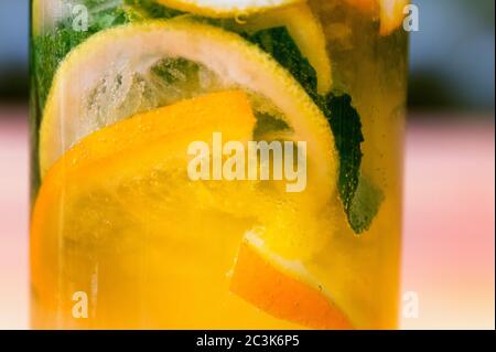 Gros plan sur le mojito frais avec du citron, de la lime, du kiwi, de la fraise et de la menthe. Mise au point sélective. Concept de boisson d'été Banque D'Images