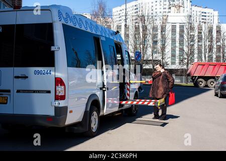 Moscou, Russie - 16 avril 2019 : taxi social pour les personnes handicapées. Véhicules spéciaux équipés pour personnes handicapées en fauteuil roulant. Banque D'Images