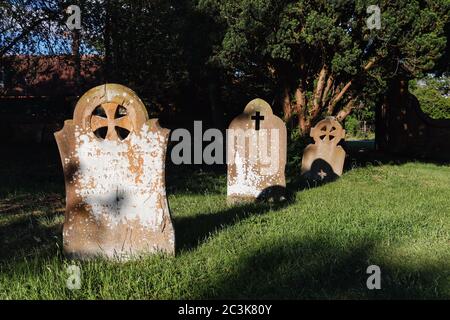 Pierres tombales dans le cimetière de l'église Sainte-Marie-Madeleine, Willen, Milton Keynes Banque D'Images