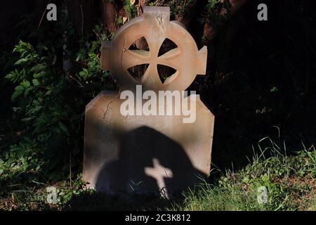 Pierres tombales dans le cimetière de l'église Sainte-Marie-Madeleine, Willen, Milton Keynes Banque D'Images