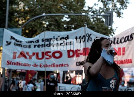 Madrid, Espagne. 20 juin 2020. Manifestation contre la privatisation de la santé publique, appelée par la lutte contre la privatisation de la coordination de la santé (SCS). Des groupes de manifestants affichent des slogans sur la place Charles V - hôpital pour enfants de l'Université Niño Jesus, Madrid, Espagne. Crédit: EnriquePSans/Alay Live News Banque D'Images