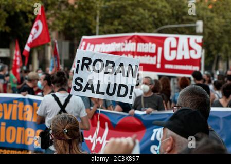 Madrid, Espagne. 20 juin 2020. Manifestation contre la privatisation de la santé publique, appelée par la lutte contre la privatisation de la coordination de la santé (SCS). Des groupes de manifestants affichent des slogans sur la place Charles V - hôpital pour enfants de l'Université Niño Jesus, Madrid, Espagne. Crédit: EnriquePSans/Alay Live News Banque D'Images
