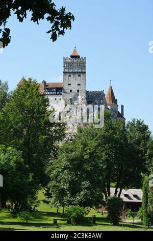 Un château entouré d'arbres avec le château de Bran dans le fond indéfini Banque D'Images