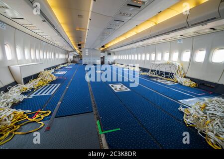 Vue intérieure d'un passager converti en avion de cargo avec Retrait de sièges pour voler des masques chirurgicaux et des robes de Chine Pour combattre la pandémie de COVID Banque D'Images